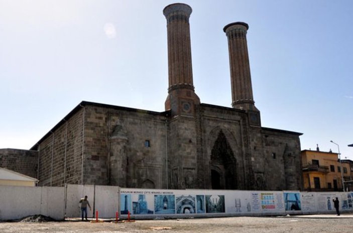 Çifte Minareli Medrese'ye boru döşediler