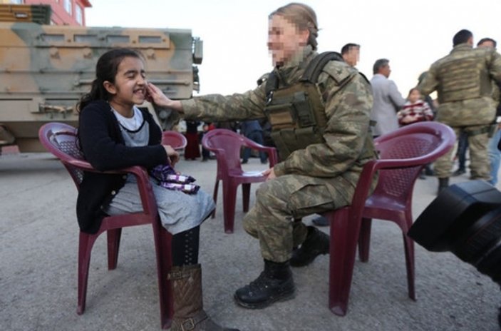 Hakkari'de kadın subaydan çocuklara destek
