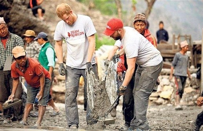 Prens Harry Nepal'de okul yapımına yardım etti