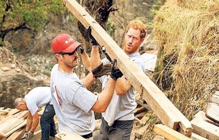 Prens Harry Nepal'de okul yapımına yardım etti