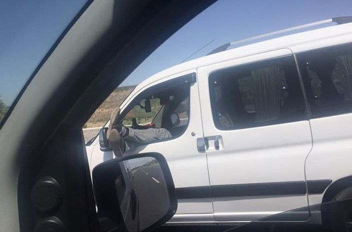 Denizli'de bir sürücü iki ayağı camda araç kullandı