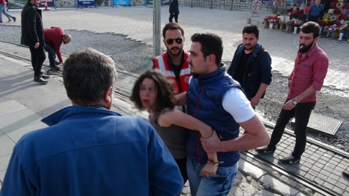 Taksim'de bıçaklı kadın paniği