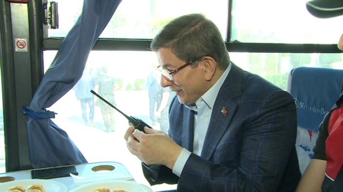 Davutoğlu telsizle polislerin bayramını kutladı