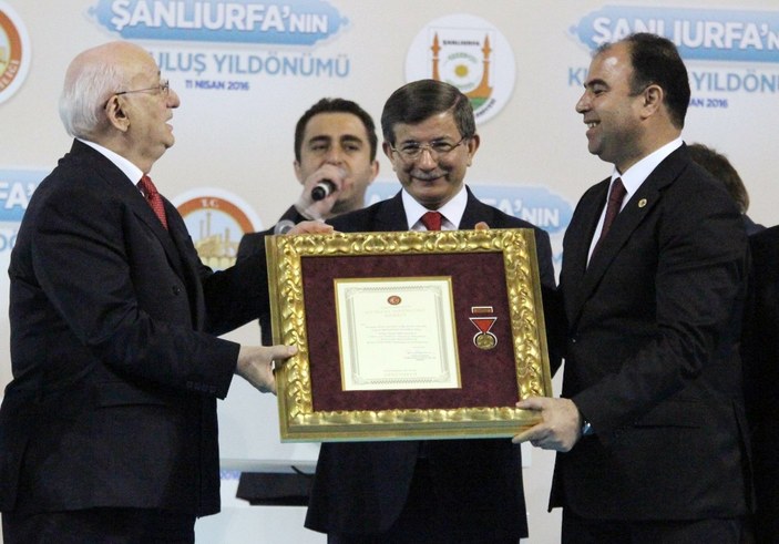 Davutoğlu Şanlıurfa'nın İstiklal Madalyası'nı takdim etti