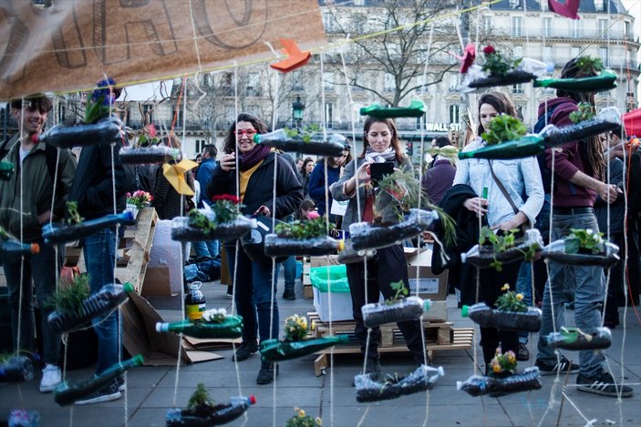 Paris'te Cumhuriyet Meydanı eylemcilerin elinde