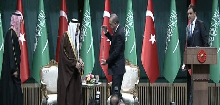 Erdoğan Kral Selman'a devlet nişanı taktı