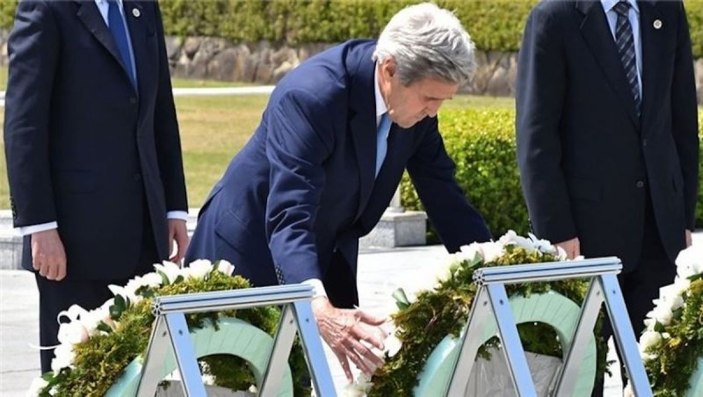 John Kerry Hiroşima Anıtı'na çelenk bıraktı