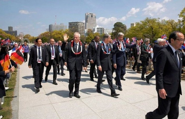 John Kerry Hiroşima Anıtı'na çelenk bıraktı