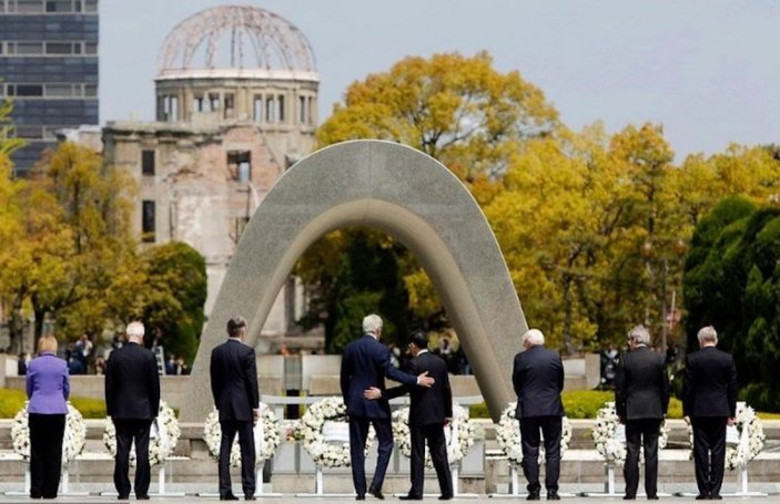 John Kerry Hiroşima Anıtı'na çelenk bıraktı