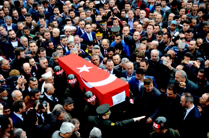 Şehit Cantürk'ün sözlüsü cenaze töreninde yürekleri dağladı