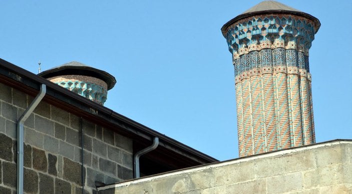 Çifte Minareli Medrese'den boruları kaldırın talimatı
