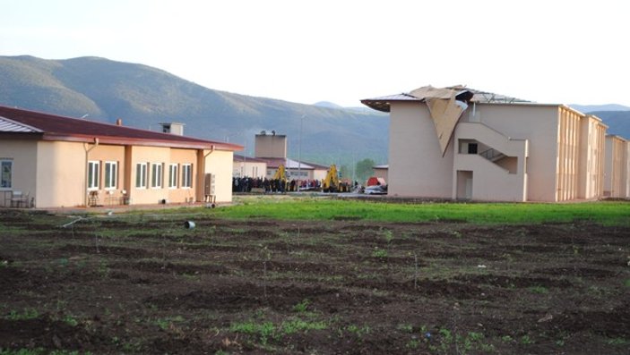 Amasya'da cezaevinin çatısı uçtu