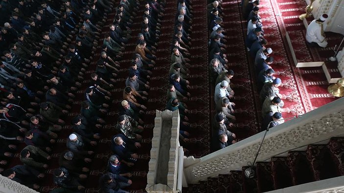 Yüksekova'da 34 gün sonra Cuma namazı kılındı