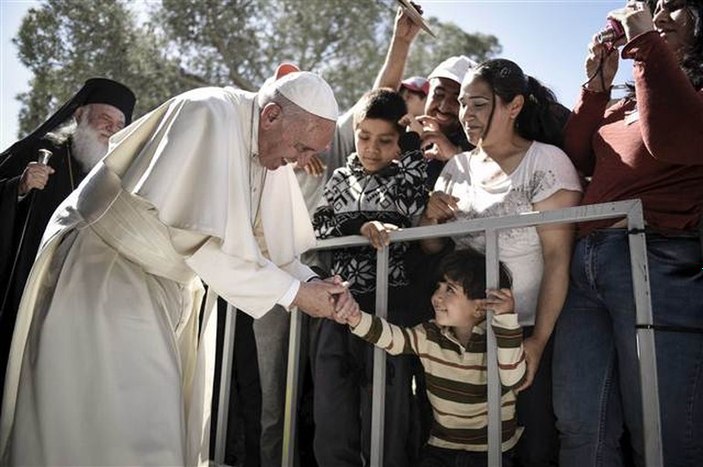 Papa Midilli'den 12 sığınmacıyı Vatikan'a götürdü