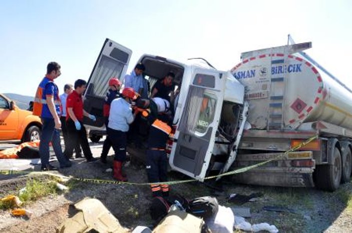 Osmaniye'de yolcu minibüsü tankere çarptı: 3 ölü