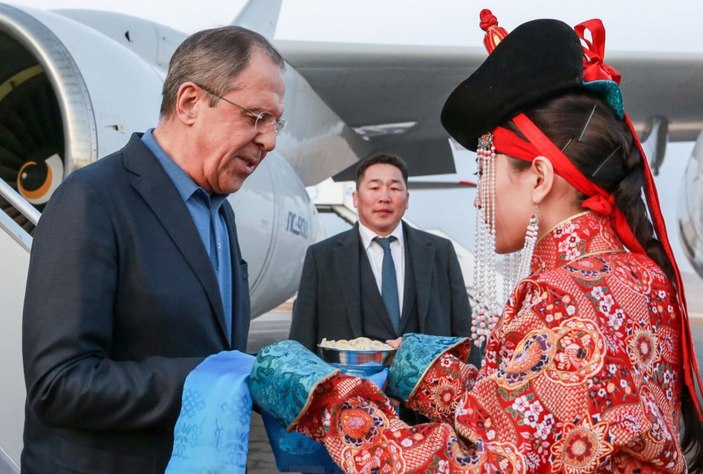 Lavrov Moğolistan'a kot pantolonla gitti