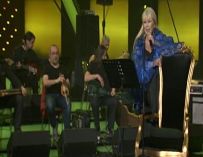 Zerrin Özer ayağa kalktı