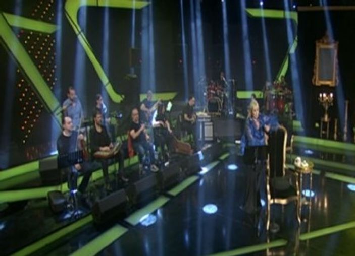 Zerrin Özer ayağa kalktı