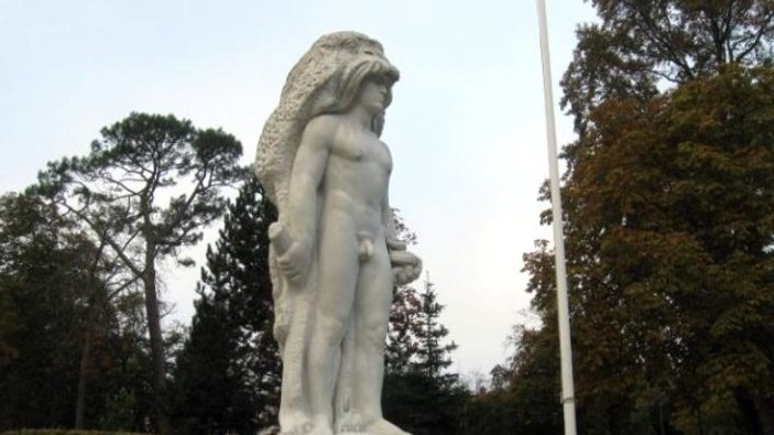 Fransa'daki Herkül heykeline portatif penis takıldı