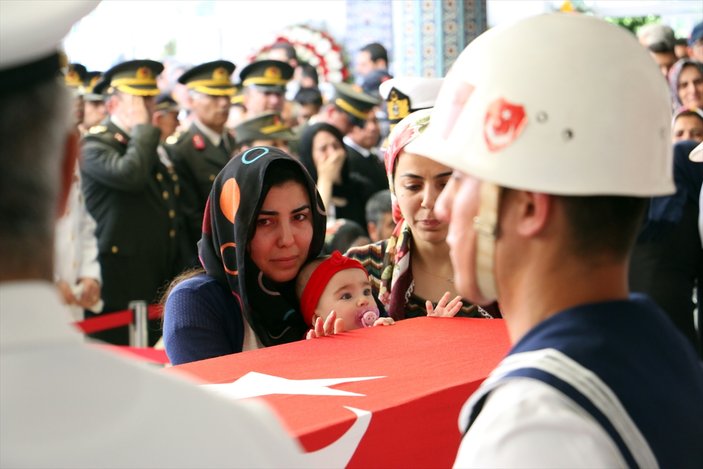 Şehit Murat Erdi Eker'i 4 aylık kızı uğurladı