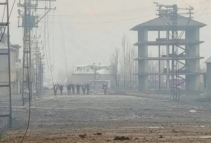 Yüksekova'da PKK'lıların teslim olduğu an