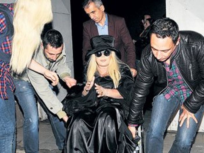 Zerrin Özer ayağa kalktı