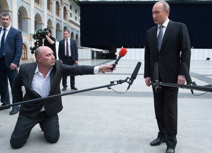 Rudaw muhabiri Putin'in önüne yattı