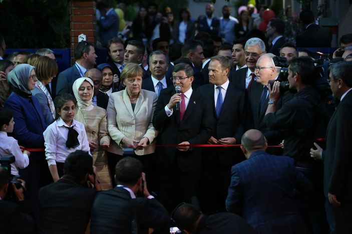 Merkel ve Davutoğlu'nda aile ve çocuk evi açılışı