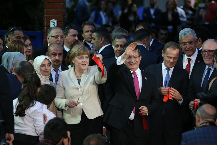 Merkel ve Davutoğlu'nda aile ve çocuk evi açılışı