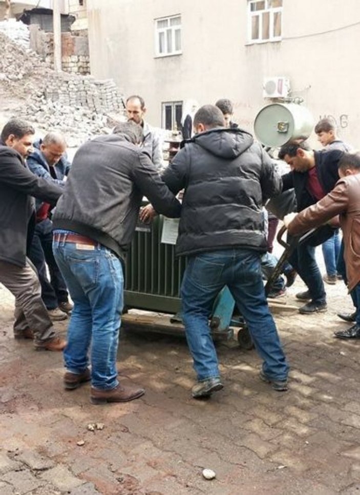 Şırnak'ta elektrik verilmeyen mahalleye trafo taşıdılar