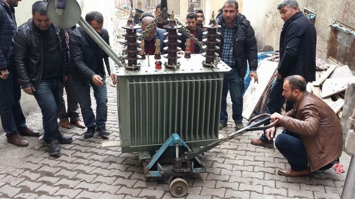 Şırnak'ta elektrik verilmeyen mahalleye trafo taşıdılar