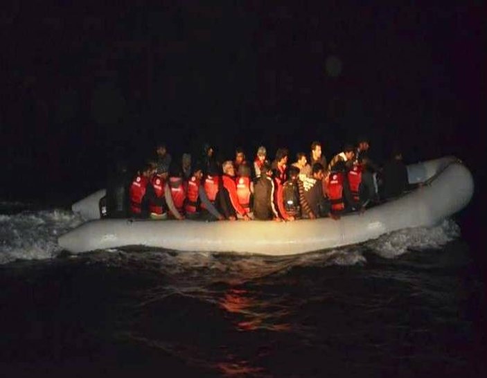 Muğla’da denizin ortasında kalan mülteciler kurtarıldı