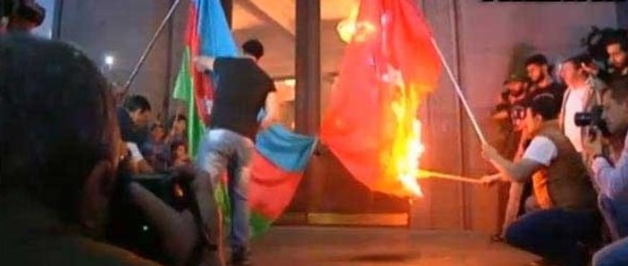 Ermenistan'da Türkiye ve Azerbaycan bayraklarını yaktılar