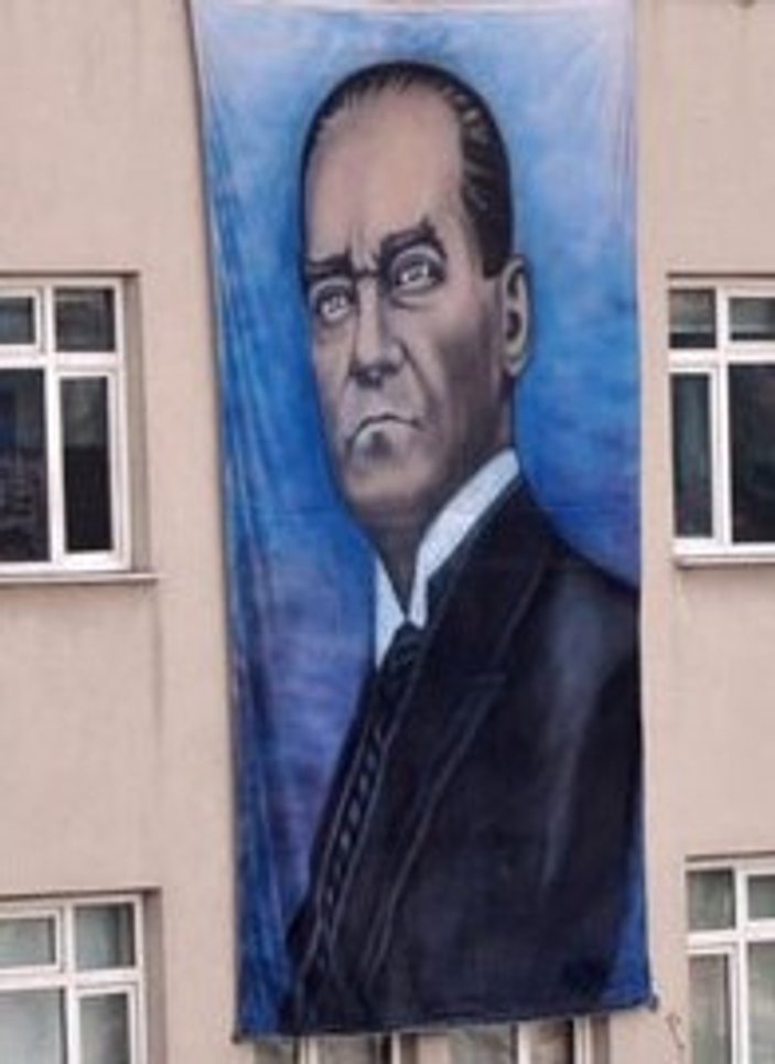 Çirkin bulunan Atatürk posteri okul duvarından indirildi
