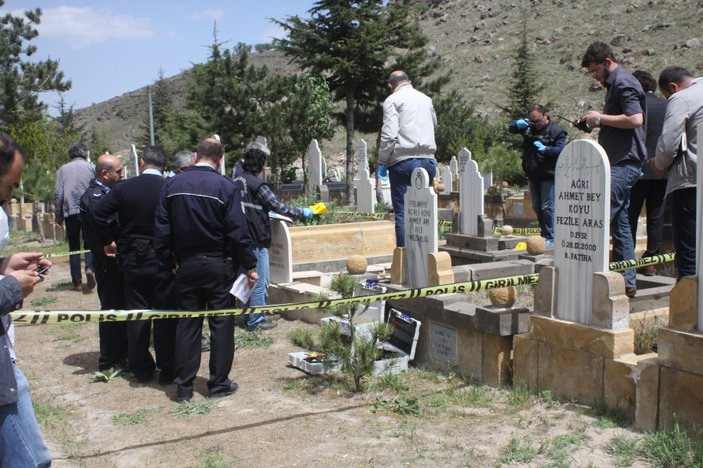Kayseri'de bir kişi babasının mezarında intihar etti
