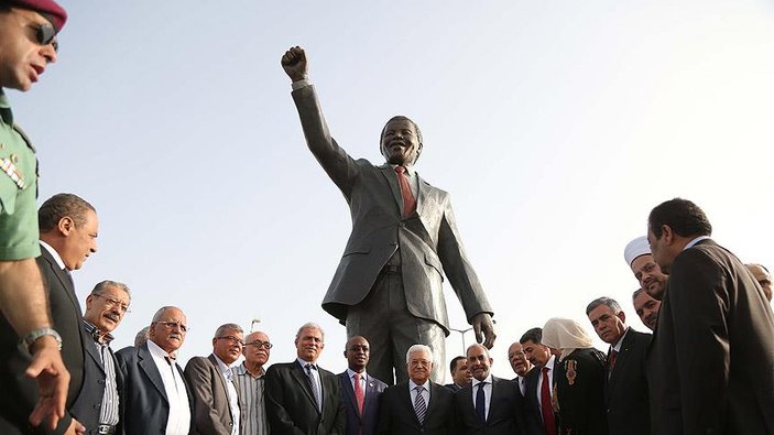 Filistin'de en büyük Mandela heykeli açıldı