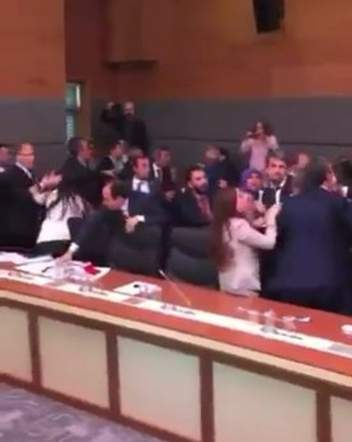 Meclis'te Osman Baydemir'in kavga performansı