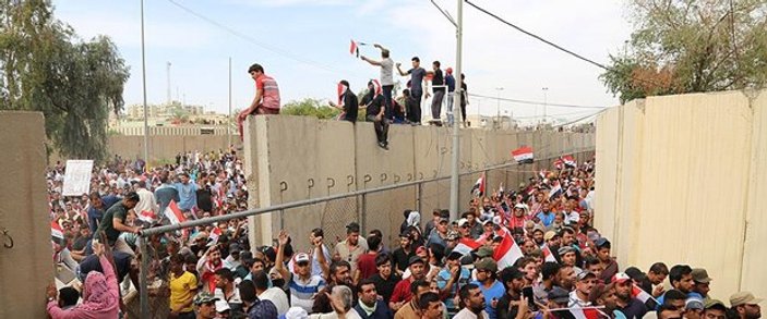 Irak'ta göstericiler parlamento binasına girdi