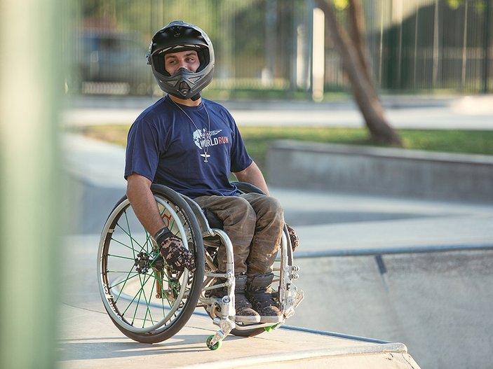 Amerikalı genç tekerlekli sandalyeyle harikalar yaratıyor