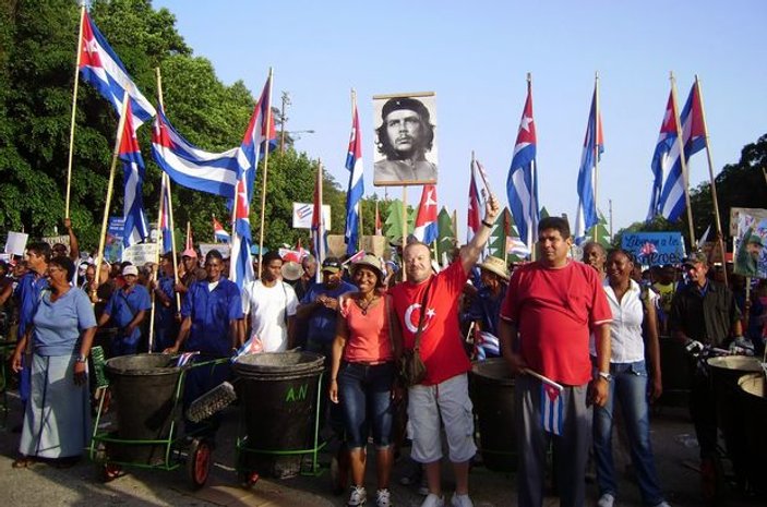 Türkler bugün Küba'da meydanlarda