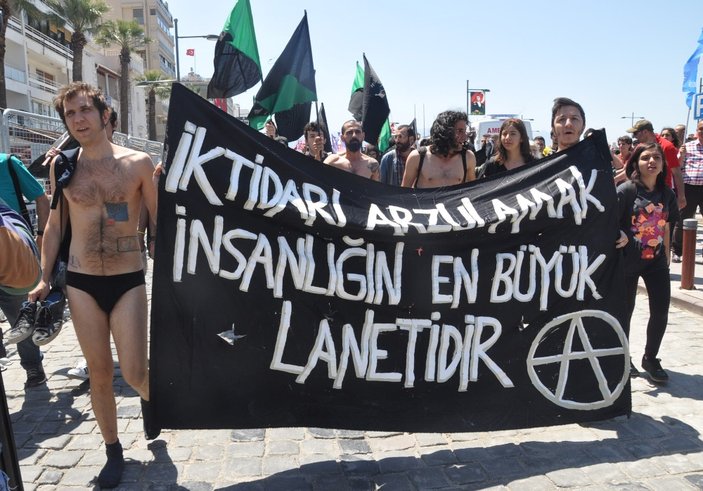 İzmir'de 1 Mayıs: Soyunarak polise tepki gösterdiler