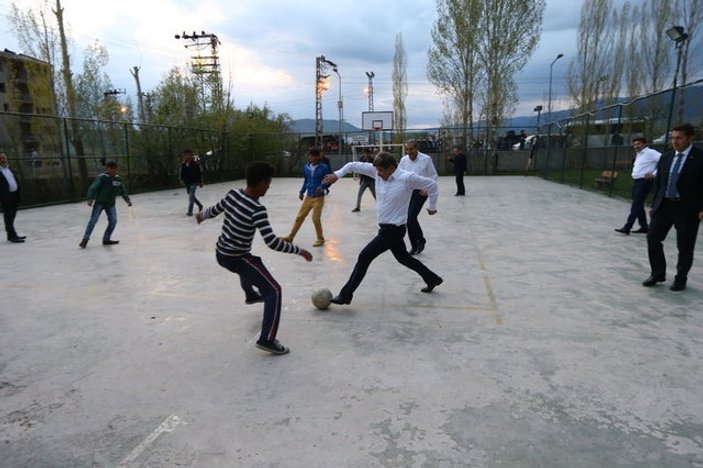 Varto'da nikah şahidi olan Davutoğlu gençlerle top oynadı