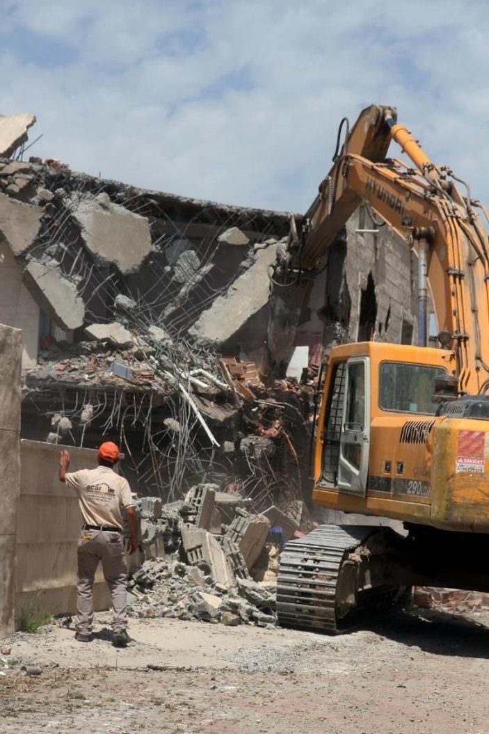 İdil'de hasar gören evlerin yıkımına başlandı
