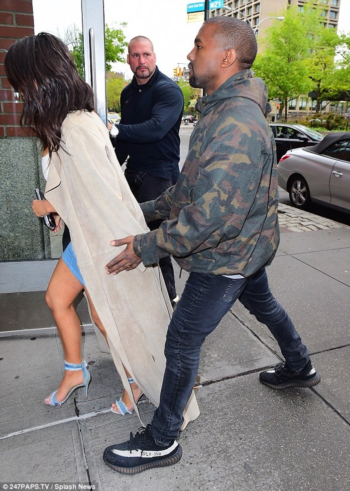 Kim Kardashian minisiyle yağmura yakalandı
