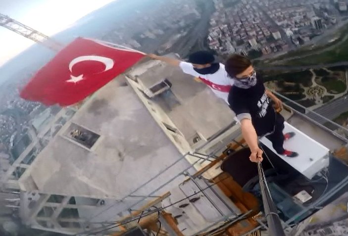 En yüksek gökdelenin vincinde Türk bayrağı açtılar