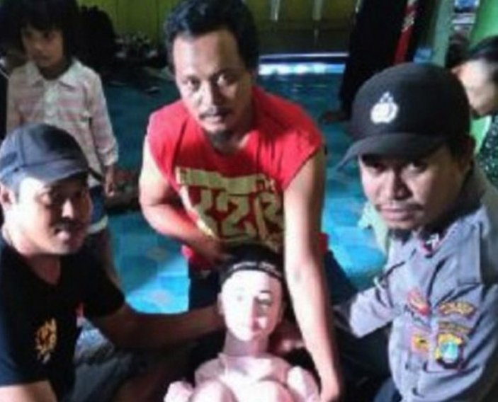 Endonezyalı köylüler şişme kadını melek zannetti