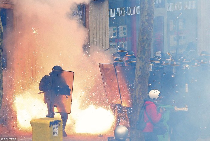 Paris Valiliği eylemcilerin içki içmesini yasakladı