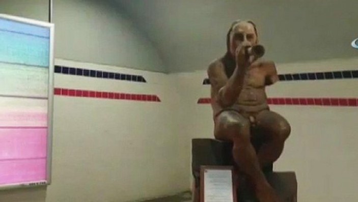 İzmir'deki çıplak heykele bez bağlandı