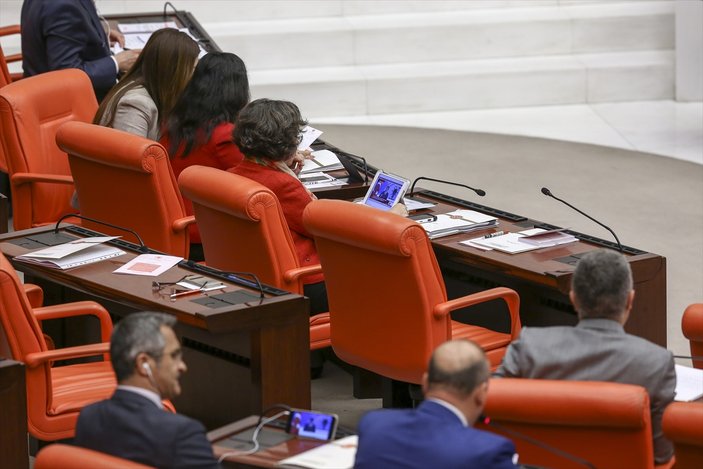 Meclis'teki vekiller Ahmet Davutoğlu'nu cepten izledi