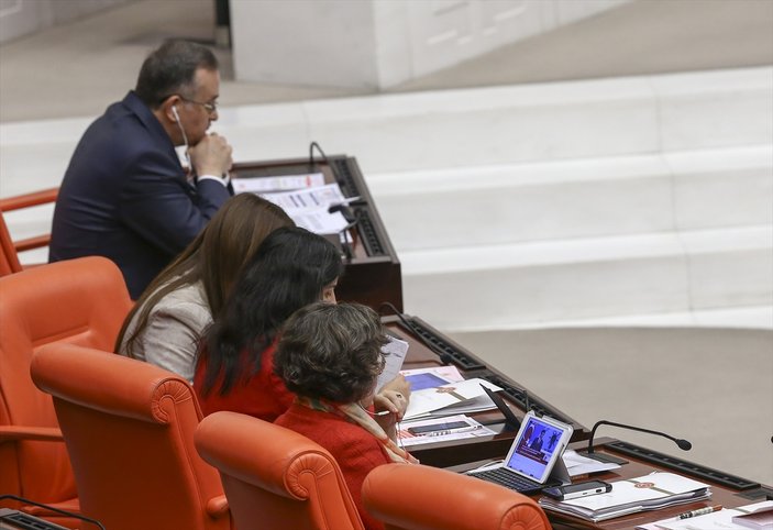 Meclis'teki vekiller Ahmet Davutoğlu'nu cepten izledi